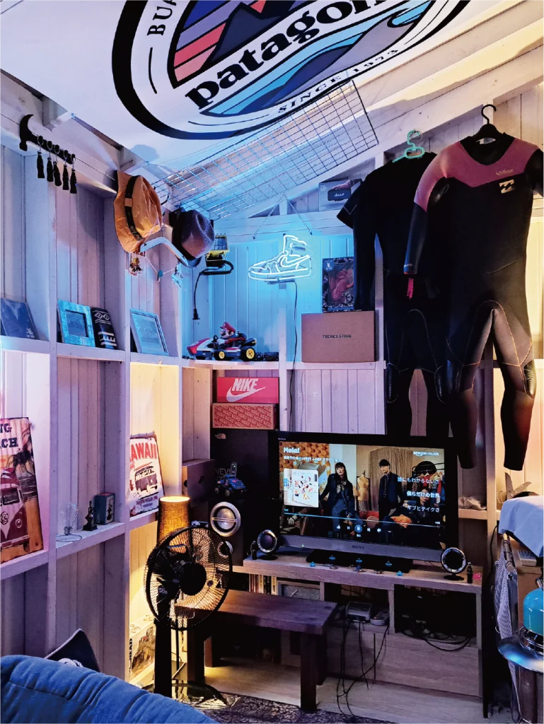 間接照明で雰囲気抜群。クリエイティブな空間になった小屋の内観